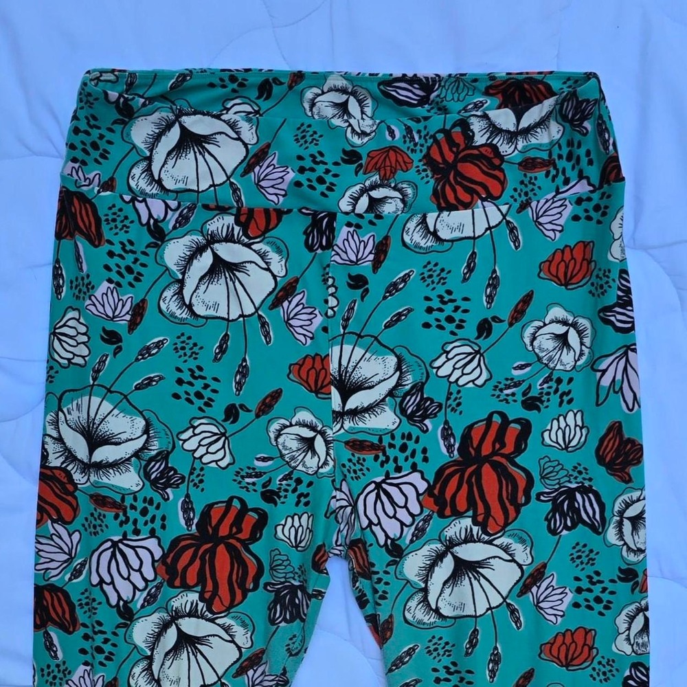 Lularoe Floral leggings Size TC2 with white, red, and black flowers teal